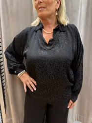 Satinblus med diskret leopardmönster
