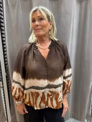 Mönstrad blus i jordnära toner
