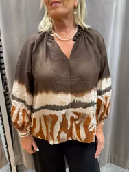 Mönstrad blus i jordnära toner
