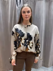 Beige blus med blommönster och knytdetalj