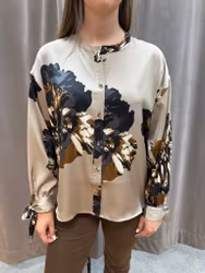 Beige blus med blommönster och knytdetalj