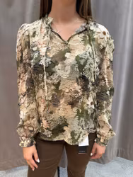 Blus med blommönster i gröna och beige toner