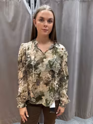 Blus med blommönster i gröna och beige toner