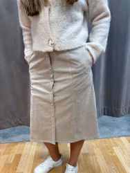 Beige mockainspirerad kjol med knappar