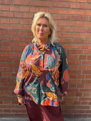 Flerfärgad mönstrad blus