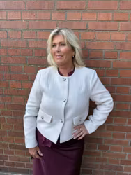 Vit jacka med silverknappar