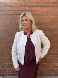 Vit jacka med silverknappar