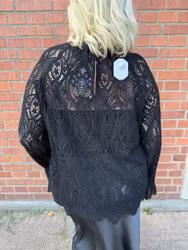 Svart spetsblus