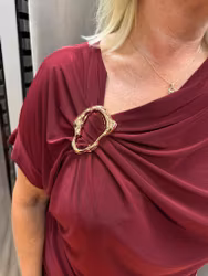 Vinröd topp med gulddetalj