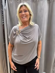 Taupe topp med gulddetalj