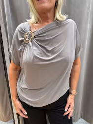 Taupe topp med gulddetalj