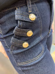 Jeans med dekorativa knappar marinblå denim