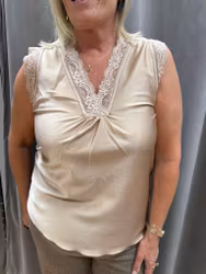 Beige satinlinne med spetsdetaljer