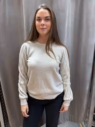Stickad beige tröja med mönstrad ärmdetalj