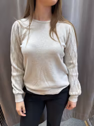 Stickad beige tröja med mönstrad ärmdetalj