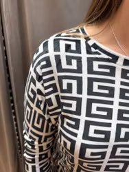 Svartvit velourtröja med geometriskt mönster