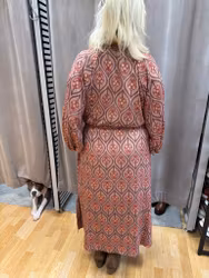 Bohemisk rosa mönstrad klänning