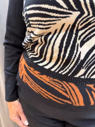 Stickad tröja med zebramönster och strass