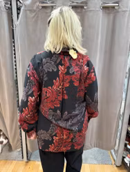 Svart skjorta med röd barockmönstring