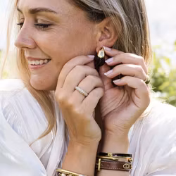 Drop resin earring brown