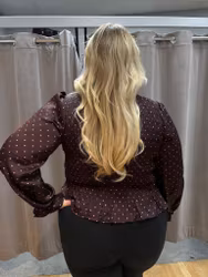 Prickig bordeaux blus med volanger