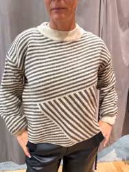 Beige och grå randig tröja