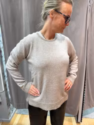 Beige stickad tröja med glitter och knappdetalj