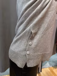 Beige stickad tröja med glitter och knappdetalj