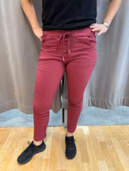 Vinröda magiska byxor