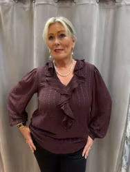 Randig bordeaux blus med volanger