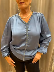Blå satinblus med metallicdetaljer