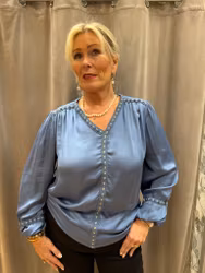 Blå satinblus med metallicdetaljer
