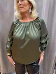 Armygrön satinblus med draperad ärm