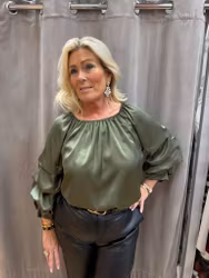Armygrön satinblus med draperad ärm