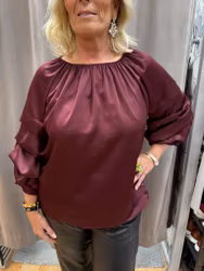 Bordeaux satinblus med draperad ärm