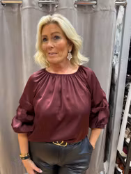 Bordeaux satinblus med draperad ärm