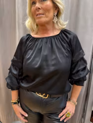 Svart satinblus med draperad ärm