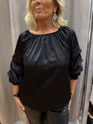 Svart satinblus med draperad ärm
