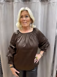 Brun satinblus med draperad ärm