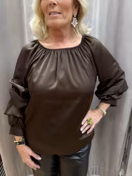 Brun satinblus med draperad ärm