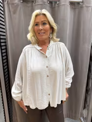 Cremevit blus med guldknappar