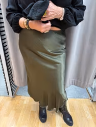 Armygrön satinkjol