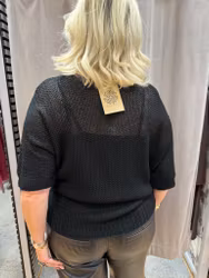 Svart glesstickad tröja med kort ärm