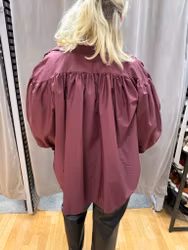 Luftig bordeaux blus med puffärm