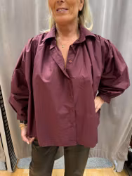 Luftig bordeaux blus med puffärm