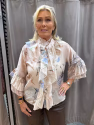 Beige volangblus med fågelmönster