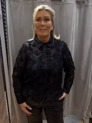 Svart skjortblus med rosmönster