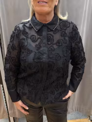 Svart skjortblus med rosmönster