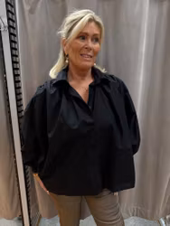 Luftig svart blus med puffärm