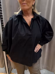 Luftig svart blus med puffärm